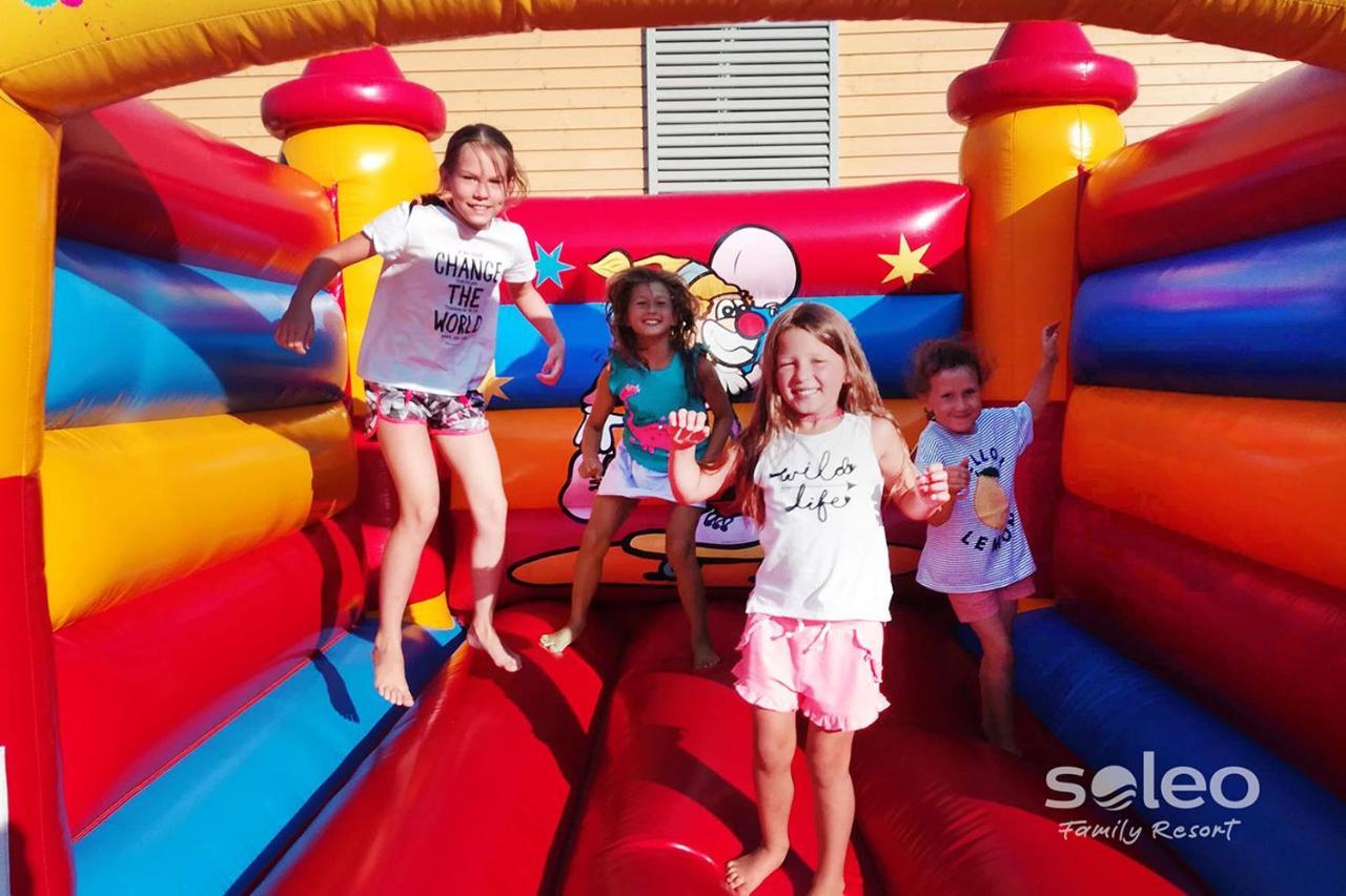 Soleo Family Resort - Domki 3 Min Od Morza - 3 Baseny, 4 Jacuzzi, Sauna, Animacje, Malpi Gaj, 3 Sale Zabaw, 4 Place Zabaw, 2 Restauracje Реваль Экстерьер фото